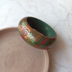 Rózsás festett fa karkötő - ékszer - karkötő - karperec - Meska.hu