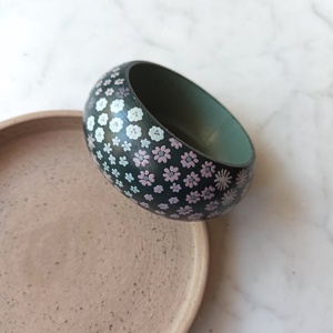 Virágos festett fa karkötő - ékszer - karkötő - karperec - Meska.hu