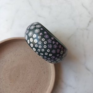 Virágos festett fa karkötő - ékszer - karkötő - karperec - Meska.hu