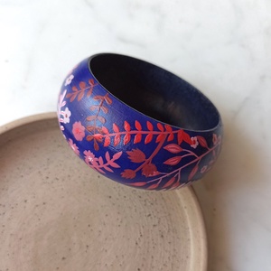 Virágos festett fa karkötő - ékszer - karkötő - karperec - Meska.hu