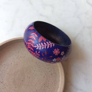 Virágos festett fa karkötő - ékszer - karkötő - karperec - Meska.hu