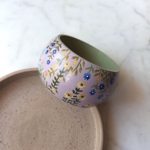 Virágos festett fa karkötő - ékszer - karkötő - karperec - Meska.hu