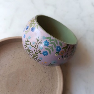 Virágos festett fa karkötő - ékszer - karkötő - karperec - Meska.hu