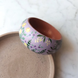 Virágos festett fa karkötő - ékszer - karkötő - karperec - Meska.hu