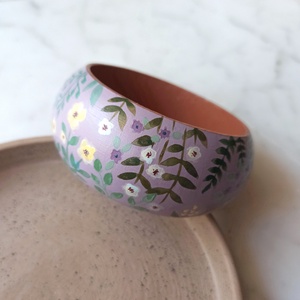 Virágos festett fa karkötő - ékszer - karkötő - karperec - Meska.hu