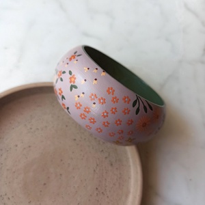 Virágos festett fa karkötő - ékszer - karkötő - karperec - Meska.hu