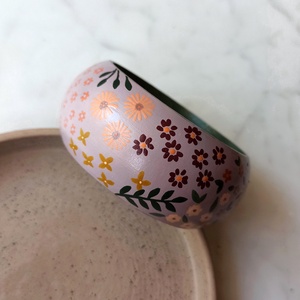 Virágos festett fa karkötő - ékszer - karkötő - karperec - Meska.hu