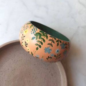 Virágos festett fa karkötő - ékszer - karkötő - karperec - Meska.hu