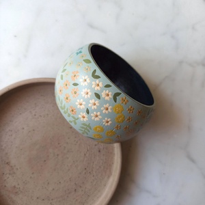 Virágos festett fa karkötő - ékszer - karkötő - karperec - Meska.hu