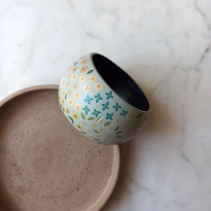 Virágos festett fa karkötő - ékszer - karkötő - karperec - Meska.hu