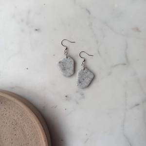 Szögletes gyurma fülbevaló - ékszer - fülbevaló - lógó fülbevaló - Meska.hu