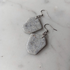 Szögletes gyurma fülbevaló - ékszer - fülbevaló - lógó fülbevaló - Meska.hu