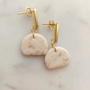 Félkör bedugós gyurma fülbevaló - ékszer - fülbevaló - lógó fülbevaló - Meska.hu