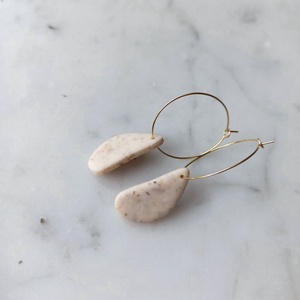 Csepp karika gyurma fülbevaló - ékszer - fülbevaló - karika fülbevaló - Meska.hu