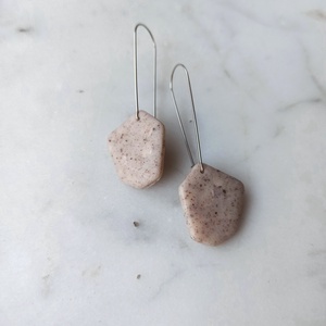 Szögletes gyurma fülbevaló - ékszer - fülbevaló - lógó fülbevaló - Meska.hu