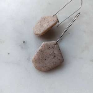 Szögletes gyurma fülbevaló - ékszer - fülbevaló - lógó fülbevaló - Meska.hu