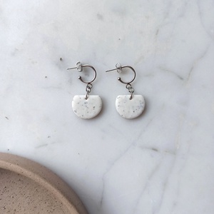 Félkör bedugós gyurma fülbevaló - ékszer - fülbevaló - lógó fülbevaló - Meska.hu