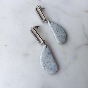 Csepp bedugós gyurma fülbevaló - ékszer - fülbevaló - lógó fülbevaló - Meska.hu