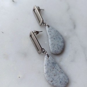 Csepp bedugós gyurma fülbevaló - ékszer - fülbevaló - lógó fülbevaló - Meska.hu