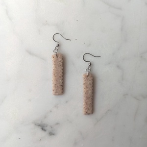 Cikkcakk gyurma fülbevaló - ékszer - fülbevaló - lógó fülbevaló - Meska.hu