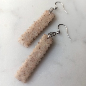 Cikkcakk gyurma fülbevaló - ékszer - fülbevaló - lógó fülbevaló - Meska.hu