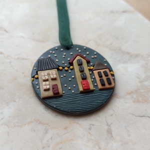 Gyurma karácsonyfadísz - téli házikók - karácsony - karácsonyi lakásdekoráció - karácsonyfadíszek - Meska.hu