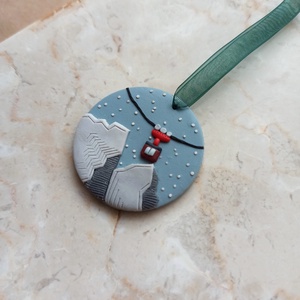 Gyurma karácsonyfadísz - sífelvonó - karácsony - karácsonyi lakásdekoráció - karácsonyfadíszek - Meska.hu