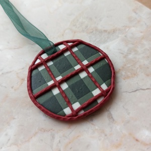 Gyurma karácsonyfadísz - kockás takaró, Karácsony, Karácsonyi lakásdekoráció, Karácsonyfadíszek, Gyurma, MESKA