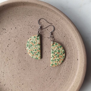 Terrazzo mintájú félkör fülbevaló, Ékszer, Fülbevaló, Lógó fülbevaló, Ékszerkészítés, Gyurma, MESKA