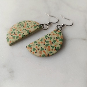 Terrazzo mintájú félkör fülbevaló - ékszer - fülbevaló - lógó fülbevaló - Meska.hu