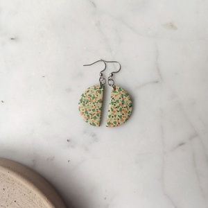Terrazzo mintájú félkör fülbevaló - ékszer - fülbevaló - lógó fülbevaló - Meska.hu