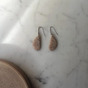 Csepp bedugós gyurma fülbevaló - ékszer - fülbevaló - lógó fülbevaló - Meska.hu