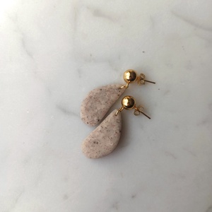 Csepp bedugós gyurma fülbevaló - ékszer - fülbevaló - lógó fülbevaló - Meska.hu