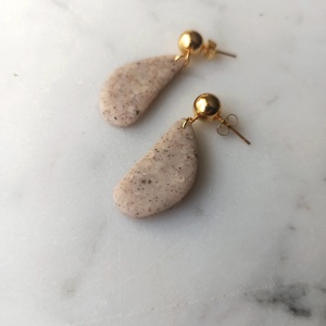 Csepp bedugós gyurma fülbevaló - ékszer - fülbevaló - lógó fülbevaló - Meska.hu