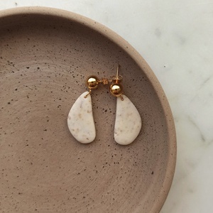 Csepp bedugós gyurma fülbevaló - ékszer - fülbevaló - lógó fülbevaló - Meska.hu