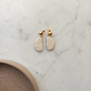 Csepp bedugós gyurma fülbevaló - ékszer - fülbevaló - lógó fülbevaló - Meska.hu