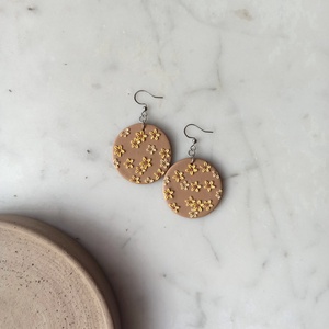 Virágos fülbevaló - ékszer - fülbevaló - lógó fülbevaló - Meska.hu