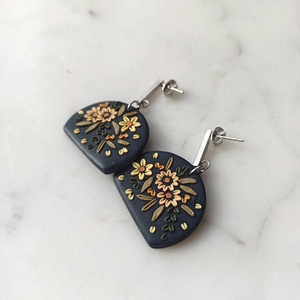 Virágos fülbevaló - ékszer - fülbevaló - lógó fülbevaló - Meska.hu