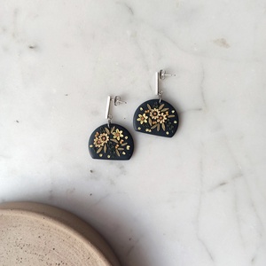 Virágos fülbevaló - ékszer - fülbevaló - lógó fülbevaló - Meska.hu