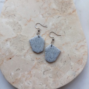 Szögletes gyurma fülbevaló - ékszer - fülbevaló - lógó fülbevaló - Meska.hu