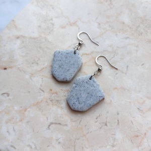 Szögletes gyurma fülbevaló - ékszer - fülbevaló - lógó fülbevaló - Meska.hu