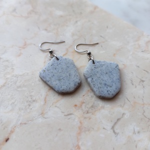 Szögletes gyurma fülbevaló - ékszer - fülbevaló - lógó fülbevaló - Meska.hu