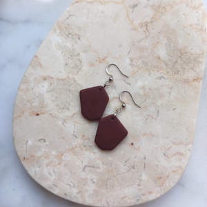 Szögletes gyurma fülbevaló - ékszer - fülbevaló - lógó fülbevaló - Meska.hu