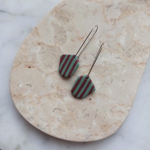 Csíkos gyurma fülbevaló - bordó és zöld - ékszer - fülbevaló - lógó fülbevaló - Meska.hu