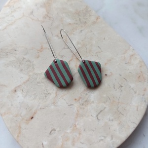 Csíkos gyurma fülbevaló - bordó és zöld - ékszer - fülbevaló - lógó fülbevaló - Meska.hu