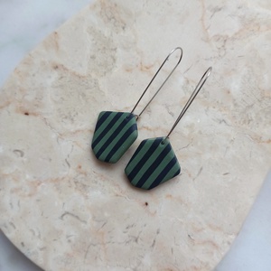 Csíkos gyurma fülbevaló - kék és zöld - ékszer - fülbevaló - lógó fülbevaló - Meska.hu