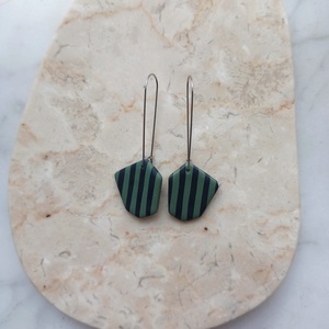 Csíkos gyurma fülbevaló - kék és zöld - ékszer - fülbevaló - lógó fülbevaló - Meska.hu
