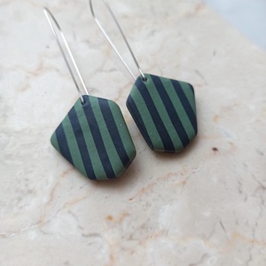 Csíkos gyurma fülbevaló - kék és zöld - ékszer - fülbevaló - lógó fülbevaló - Meska.hu