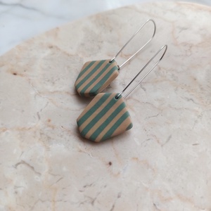Csíkos gyurma fülbevaló - világoszöld és bézs - ékszer - fülbevaló - lógó fülbevaló - Meska.hu