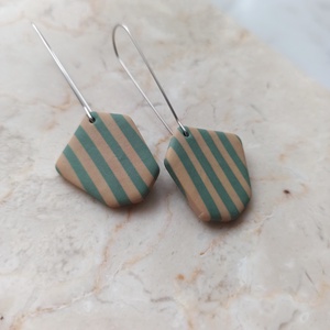 Csíkos gyurma fülbevaló - világoszöld és bézs - ékszer - fülbevaló - lógó fülbevaló - Meska.hu